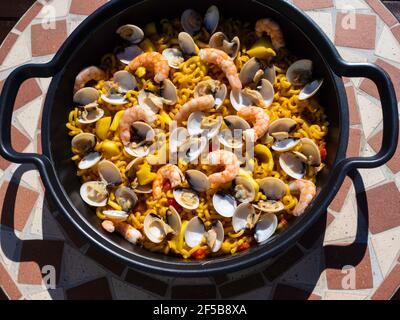 Nudelsuppe mit Garnelen und Muscheln Stockfoto