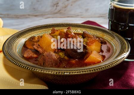 Authentisches irisches Rindfleisch-Bier-Eintopf mit Pilzen und Erbsen Stockfoto