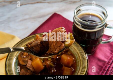 Authentisches irisches Rindfleisch-Bier-Eintopf mit Pilzen und Erbsen Stockfoto