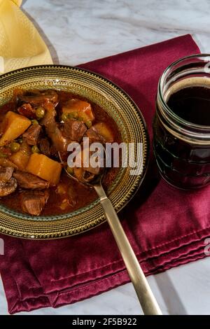 Authentisches irisches Rindfleisch-Bier-Eintopf mit Pilzen und Erbsen Stockfoto