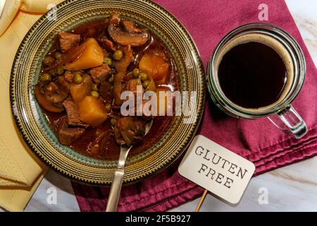 Authentisches irisches Rindfleisch-Bier-Eintopf mit Pilzen und Erbsen Stockfoto