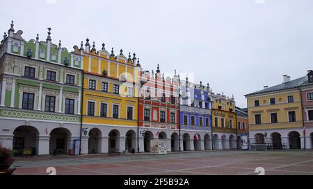 Zamosc, Polen, 10. November 2020. Stadt Zamosc ist UNESCO-Weltkulturerbe. Toller Marktplatz. UNESCO-Weltkulturerbe Stadt mit Renaissance und Baro Stockfoto