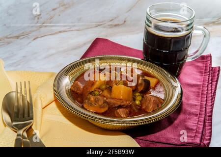 Authentisches irisches Rindfleisch-Bier-Eintopf mit Pilzen und Erbsen Stockfoto