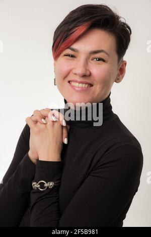 Halblanges Porträt von lächelnd ziemlich junge Erwachsene Brünette isoliert auf weißem Hintergrund, Copyspace Stockfoto