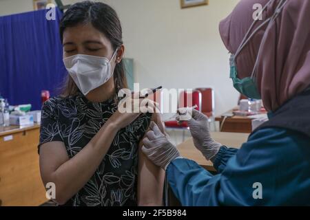 Während einer Massenimpfung für die Beschäftigten des öffentlichen Sektors im Büro der Geospatial Information Agency in Bogor injiziert ein Mitarbeiter des Gesundheitswesens eine Dosis Sinovac COVID-19-Impfstoff.Indonesien befindet sich derzeit in der zweiten Phase der Massenimpfung mit Covid-19. In dieser zweiten Phase zielt die indonesische Regierung auf 38,5 Millionen Menschen ab, darunter 16,9 Millionen Beschäftigte im öffentlichen Sektor und 21,6 Millionen ältere Bürger sowie Beschäftigte in den Bereichen Gastgewerbe, Verkehr, Tourismus und Massenmedien. (Foto von Risa Krisadhi/SOPA Images/Sipa USA) Stockfoto