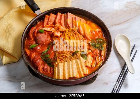 Koreanischer Komfort Essen Armee Basis Eintopf auch als Budae-jjigae bekannt Mit Tofu-Wurst und Schinken aus der Dose Stockfoto