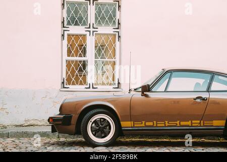 Seitenansicht Des Porsche 930 Auto Geparkt In Old Narrow Street. Stockfoto