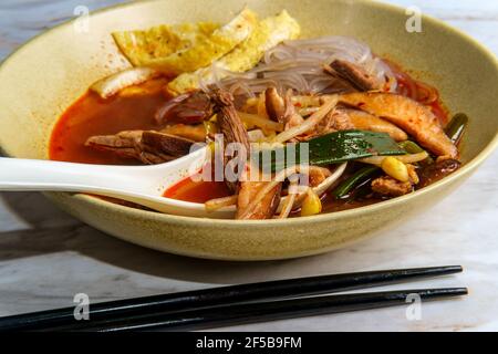 Würzige koreanische Rindersuppe Yukgaejang mit Süßkartoffel-Glasnudeln Stockfoto