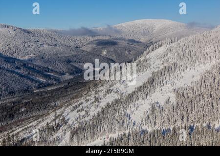 Winteransicht von Dolni Morava Tal mit Kralicky Sneznik Berg, Tschechische Republik Stockfoto