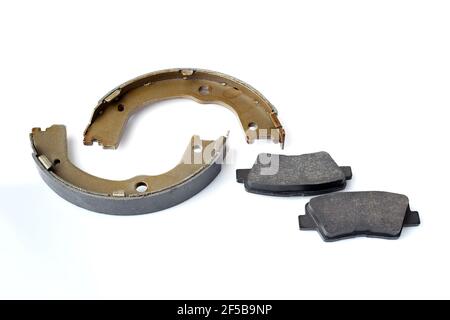 Set von Asbest Bremsbeläge und Bremsbacken für Scheiben-und Trommelbremsen, Ersatz-Ersatzteile des Auto-Bremssystem isoliert auf weißem Hintergrund, nob Stockfoto