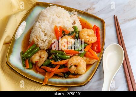 Thai Food sautierte scharfe Garnelen Pad Basilikum mit gemischtem Gemüse Stockfoto