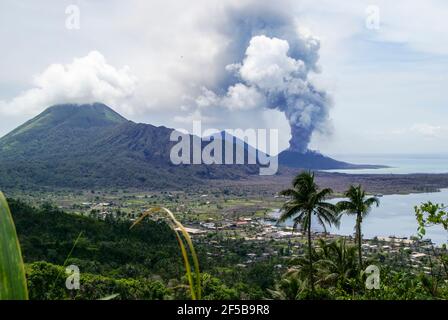 Blick über die Stadt Rabaul; Papua-Neuguinea in Richtung des aktiven Vulkans Tavurvur. Stockfoto