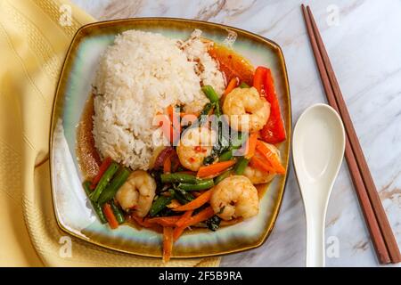 Thai Food sautierte scharfe Garnelen Pad Basilikum mit gemischtem Gemüse Stockfoto