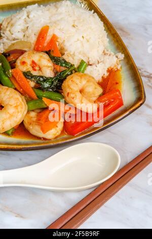 Thai Food sautierte scharfe Garnelen Pad Basilikum mit gemischtem Gemüse Stockfoto