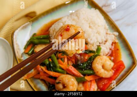 Thai Food sautierte scharfe Garnelen Pad Basilikum mit gemischtem Gemüse Stockfoto