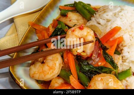 Thai Food sautierte scharfe Garnelen Pad Basilikum mit gemischtem Gemüse Stockfoto