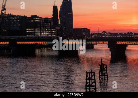 Die Themse bei Sonnenuntergang Stockfoto