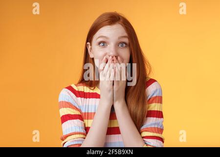 Schockiert überrascht attraktiv niedlich Rotschopf Mädchen erhalten genial Chance lächeln Beeindruckt keuchend Deckel Mund Handflächen breite Augen aufgeregt glücklich reagieren Stockfoto