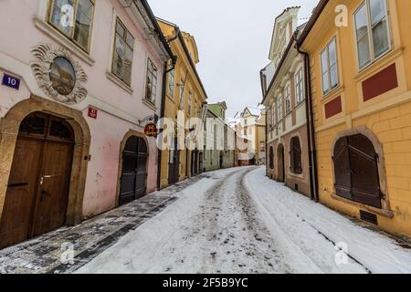 PRAG, TSCHECHIEN - 8. FEBRUAR 2021: Winteransicht der Misenska Straße in Prag, Tschechische Republik Stockfoto