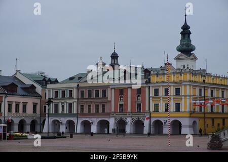 Zamosc, Polen, 10. November 2020. UNESCO-Weltkulturerbe Stadt mit Renaissance- und Barockhäusern.Hell farbige gelbe, rosa und grüne Fassaden mit gres Stockfoto