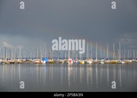 Regenbogen über dem Steinhude-See bei Mardorf in Niedersachsen. Stockfoto