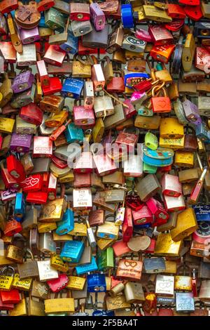 Eine Masse von Liebe hängt an einer Brücke in Köln, Deutschland Stockfoto