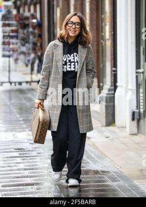 London, Großbritannien. März 2021, 25th. Myleene Klass sah, wie sie nach ihrer reibungslosen FM-Show in den Global Radio Studios in London ausging. (Foto von Brett Cove/SOPA Images/Sipa USA) Quelle: SIPA USA/Alamy Live News Stockfoto