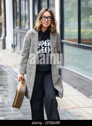 London, Großbritannien. März 2021, 25th. Myleene Klass sah, wie sie nach ihrer reibungslosen FM-Show in den Global Radio Studios in London ausging. (Foto von Brett Cove/SOPA Images/Sipa USA) Quelle: SIPA USA/Alamy Live News Stockfoto