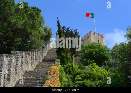 Flagge Portugals im Wind, auf der Burg Sao Jorge, Lissabon, Portugal. Stockfoto