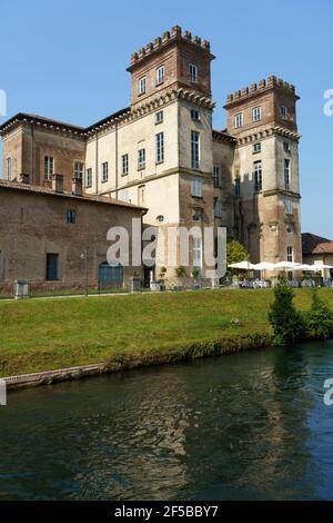 Radweg entlang des Naviglio Grande von Abbiategrasso nach Turbigo (Lombardei, Italien), bei Robecco sul Naviglio: Palazzo Archinto Stockfoto