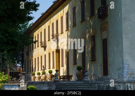 Radweg entlang des Naviglio Grande von Abbiategrasso nach Turbigo (Lombardei, Italien), bei Robecco sul Naviglio: Villa Gaia Stockfoto