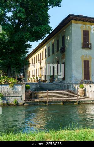 Radweg entlang des Naviglio Grande von Abbiategrasso nach Turbigo (Lombardei, Italien), bei Robecco sul Naviglio: Villa Gaia Stockfoto