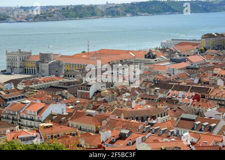 Lissabon Baixa Viertel Skyline und Tejo Fluss Luftbild, von Castelo de Sao Jorge in der Stadt Lissabon, Portugal. Stockfoto