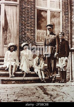 1. Weltkrieg - EIN seltenes Familienfoto der belgischen Königsfamilie in ihrer Villa im verwüsteten Flandern. König Albert I., seine Frau Herzogin Elisabeth von Bayern, und Kinder Léopold Philippe Charles Albert Meinrad Hubert Marie Miguel, Prinz Charles Théodore Henri Antoine Meinrad, Graf von Flandern und Marie-José Charlotte Sophie Amélie Henriette Gabrielle, spätere Königin von Italien. Der König war bekannt als Albert Leopold Clemens Maria Meinrad auf Niederländisch, Albert Léopold Clément Marie Meinrad auf Französisch und Albert Leopold Clemens Maria Meinrad auf Deutsch Stockfoto