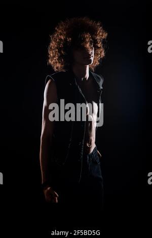 Stylischer junger Mann Hipster in modischer schwarzer Kleidung Stockfoto