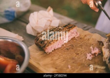 Schneiden Sie den Einsatz von Thunfisch auf Feuer gegrillt. bbq-Konzept Stockfoto