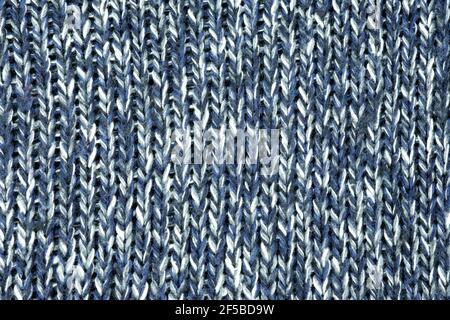 Strickstruktur. Strickpullover in Nahaufnahme von oben. Blauer Strickstoff im Hintergrund. Stockfoto