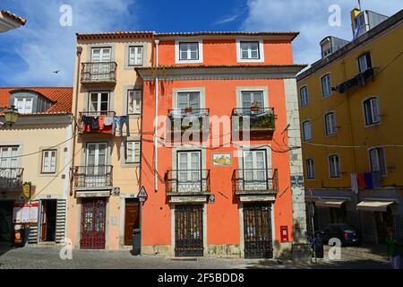 Historische Gebäude auf der Rua de Santa Cruz do Castelo 20 in der Rua do Recolhimento im historischen Alfama-Viertel von Lissabon, Portugal. Stockfoto