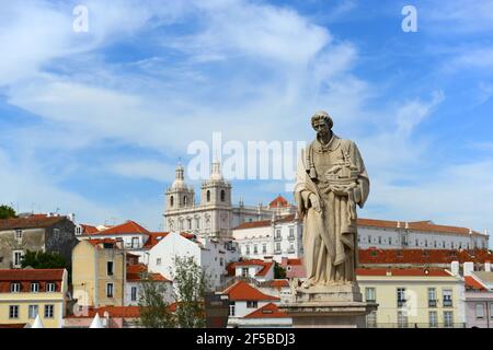 Statue von Santa Luzia (St. Lucia) in Miradouro de Santa Luzia, mit Kloster Sao Vicente de Fora im Hintergrund in Lissabon, Portugal. Stockfoto