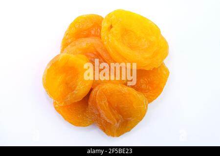 Getrocknete Aprikosen auf weißem Hintergrund Draufsicht. Getrocknete Früchte für Tee. Große getrocknete Aprikosen Nahaufnahme. Stockfoto