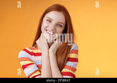 Dumm enthusiastisch attraktive Rotschopf blauäugig Mädchen kippenden Kopf berühren Hals Flirty Lächeln genießen perfekten Tag fühlen Glück Freude kichern Stockfoto