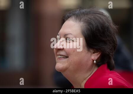 Glasgow, Großbritannien. März 2021, 25th. Jackie Baillie, stellvertretende Vorsitzende der Scottish Labour Party, wirbt für die Wahlbotschaft ihrer Partei C A National Recovery Plan, neben der Statue des ehemaligen schottischen Labour-Vorsitzenden und Ersten Ministers Donald Dewar in Glasgow. Foto: jeremy sutton-hibbert/Alamy Live News Stockfoto