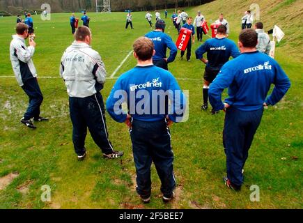 20/3/2002 ENGLAND RUGBY TEAM TRAINING IN PENNYHILL PARK HOTEL FÜR IHR SPIEL MIT WALES. BILD DAVID ASHDOWN.RUGBY Stockfoto