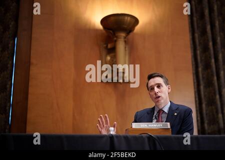 Washington, DC. März 2021, 25th. Senator Josh Hawley (Republikaner von Missouri) der Vereinigten Staaten stellt Deanne Criswell, die für die Administration der Federal Emergency Management Agency (FEMA) nominiert wurde, während ihrer Bestätigungsverhandlung vor dem Senatsausschuss für innere Sicherheit und Regierungsangelegenheiten auf dem Capitol Hill am 25. März 2021 in Washington, DC in Frage. Falls bestätigt, wird Criswell die erste Frau sein, die die FEMA leitet. Kredit: Drew Angerer/Pool via CNP, weltweite Nutzung Kredit: dpa/Alamy Live News Stockfoto