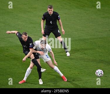 Duisburg, Deutschland. 25th. März 2021. Duelle, Duell zwischen Lukas Klostermann (Deutschland) und Jon Dadi Boedvarsson (Island), hinten Matthias Ginter (Deutschland). GES./Fussball/WM-Qualifikation: Deutschland - Island, 25.03.2021 Fußball/Fussball: WM Qualifikationsspiel: Deutschland gegen Island, Duisburg, Deutschland, 25. März 2021 Quelle: dpa/Alamy Live News Stockfoto