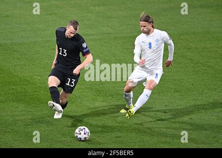 Duisburg, Deutschland. 25th. März 2021. Duelle, Duell zwischen Lukas Klostermann (Deutschland) und Birkir Bjarnason (Island). GES./Fussball/WM-Qualifikation: Deutschland - Island, 25.03.2021 Fußball/Fussball: WM Qualifikationsspiel: Deutschland gegen Island, Duisburg, Deutschland, 25. März 2021 Quelle: dpa/Alamy Live News Stockfoto