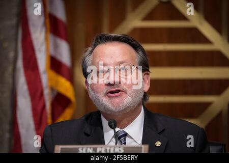 Washington, DC. März 2021, 25th. Senator Gary Peters (Demokrat von Michigan), Vorsitzender des Senatsausschusses für innere Sicherheit und Regierungsangelegenheiten der Vereinigten Staaten, Deanne Criswell, Nominierte für die Verwaltung der Federal Emergency Management Agency (FEMA), Während ihrer Bestätigungsverhandlung vor dem Senatsausschuss für innere Sicherheit und Regierungsangelegenheiten am 25. März 2021 in Washington, DC. Falls bestätigt, wird Criswell die erste Frau sein, die die FEMA leitet. Kredit: Drew Angerer/Pool via CNP, weltweite Nutzung Kredit: dpa/Alamy Live News Stockfoto