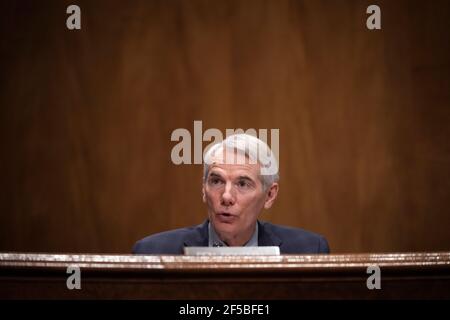 Washington, DC. März 2021, 25th. Senator der Vereinigten Staaten Rob Portman (Republikaner von Ohio), Mitglied des Rankings, Ausschuss des US-Senats für innere Sicherheit und Regierungsfragen Deanne Criswell, Nominierte für die Administration der Federal Emergency Management Agency (FEMA), Während ihrer Bestätigungsverhandlung vor dem Senatsausschuss für innere Sicherheit und Regierungsangelegenheiten am 25. März 2021 in Washington, DC. Falls bestätigt, wird Criswell die erste Frau sein, die die FEMA leitet. Kredit: Drew Angerer/Pool via CNP, weltweite Nutzung Kredit: dpa/Alamy Live News Stockfoto