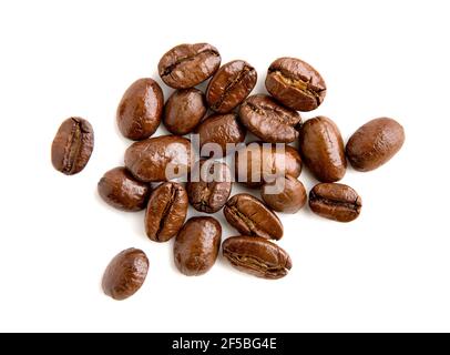 Kaffeebohnen. Geröstete Kaffeebohnen isoliert auf weißem Hintergrund, Draufsicht Stockfoto