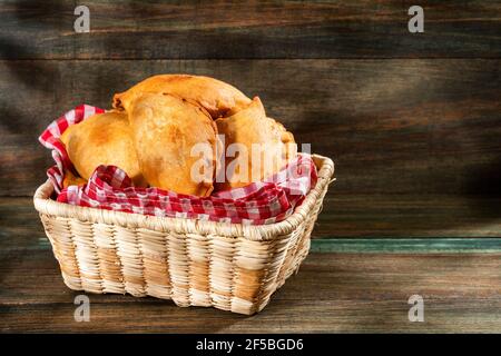 Traditionelle argentinische Empanadas gefüllt mit Fleisch Stockfoto